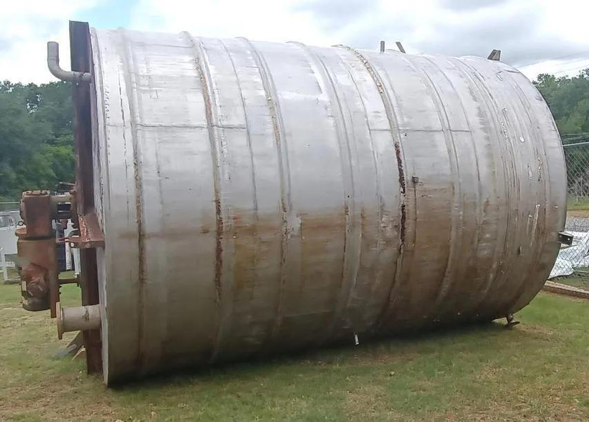 Used 12,000 GALLON ALLOY FAB VERTICAL MIX TANK WITH INTERNAL COILS - S/S