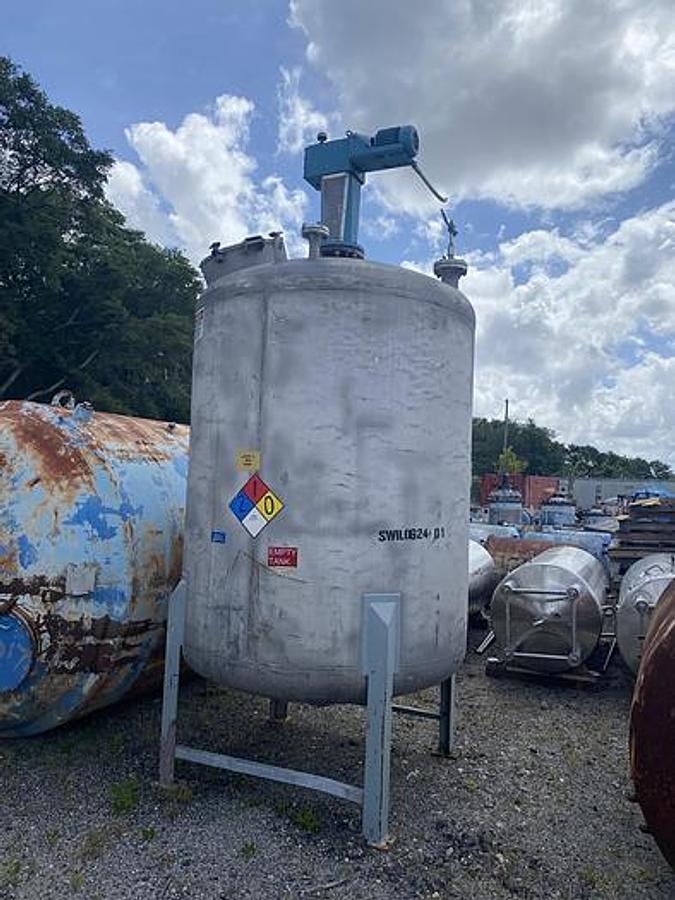 Used 1,400 GALLON VERTICAL MIX TANK - S/S