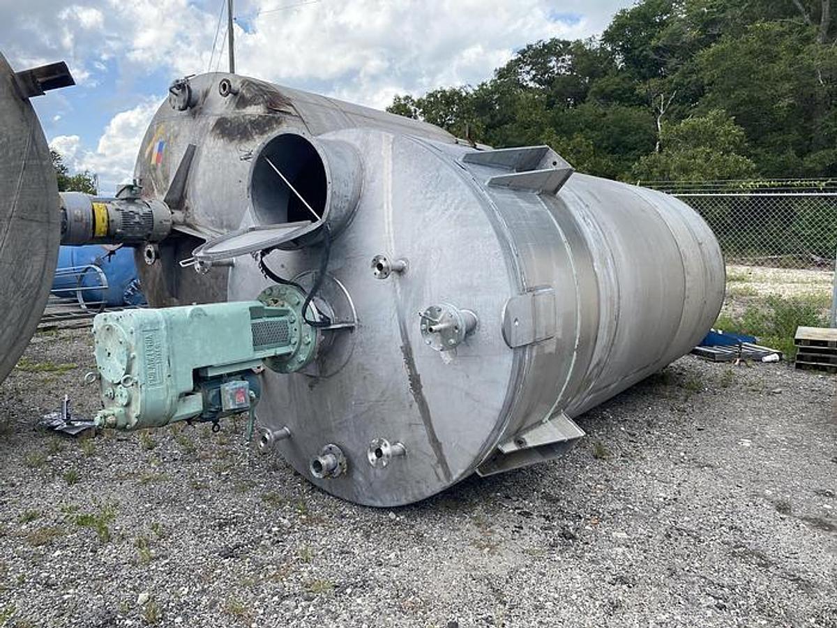 Used 5,600 GALLON ALLOY FABRICATORS VERTICAL MIX TANK - T304 S/S