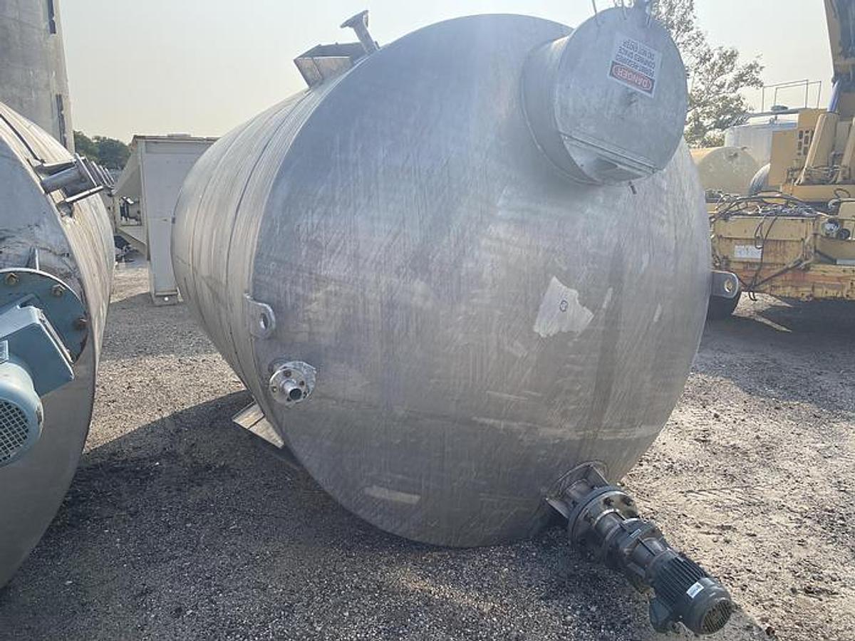 Used 4,000 GALLON LEE METAL PRODUCTS VERTICAL MIX TANK - T-304 S/S