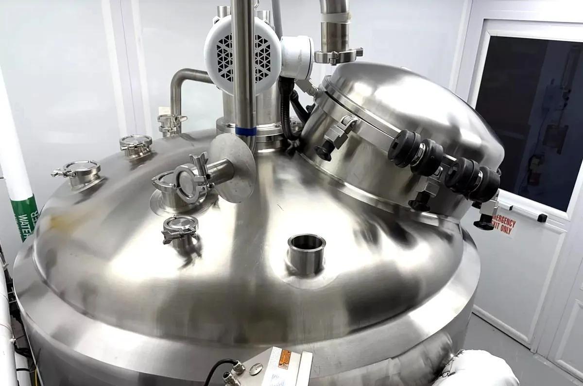 Used 600 GALLON A & B PROCESS SANITARY STAINLESS STEEL REACTOR / FERMENTER