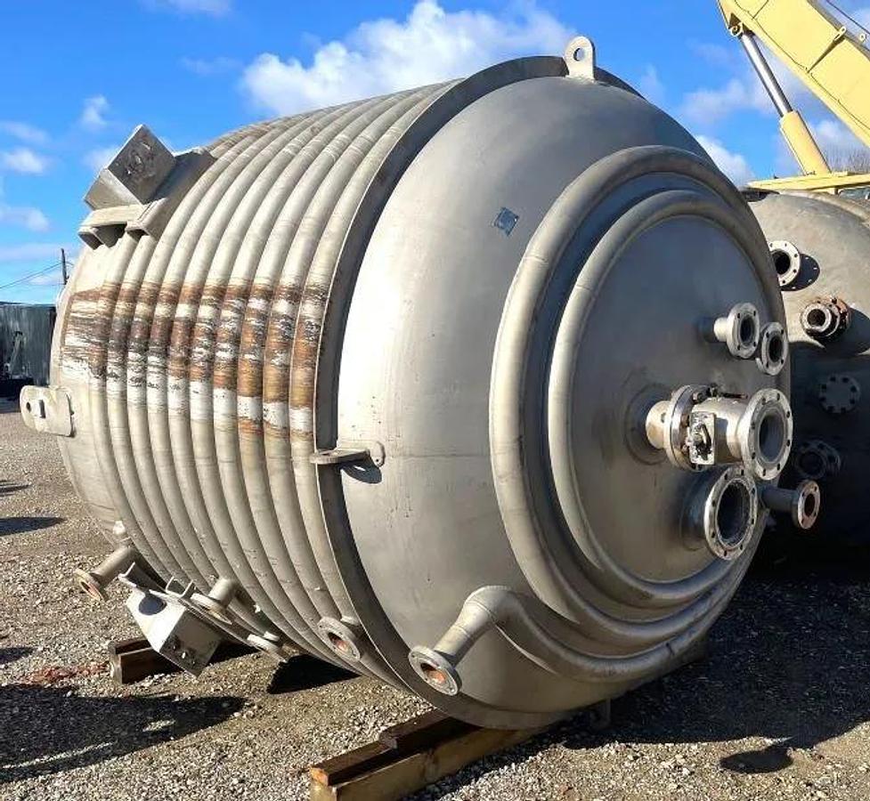 Used (2) 3,000 GALLON ALLOY 20 AND STAINLESS STEEL REACTOR VESSEL WITH HALF PIPE JACKET AND MIXER