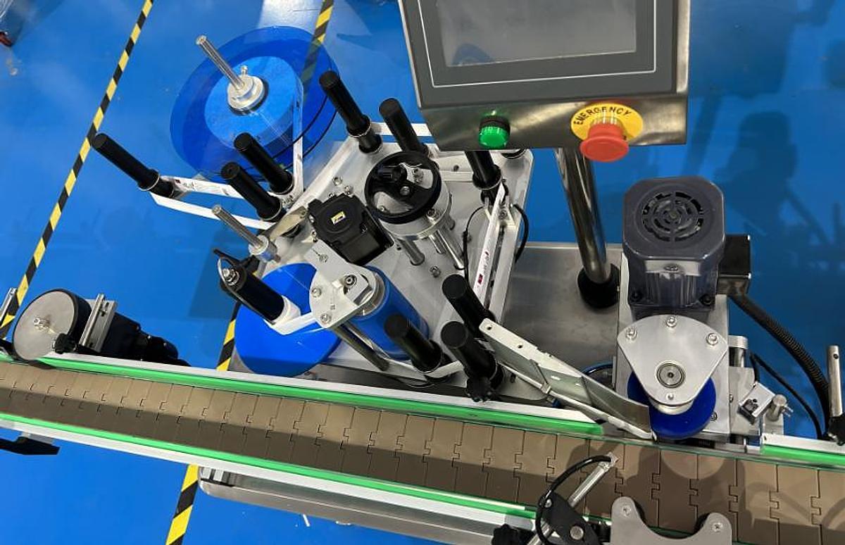 POSITIONING ROUND BOTTLE LABELING MACHINE