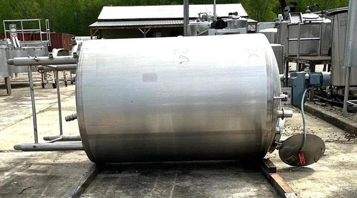 Used 600 GALLON WALKER JACKETED MIX TANK WITH SWEEP MIXER