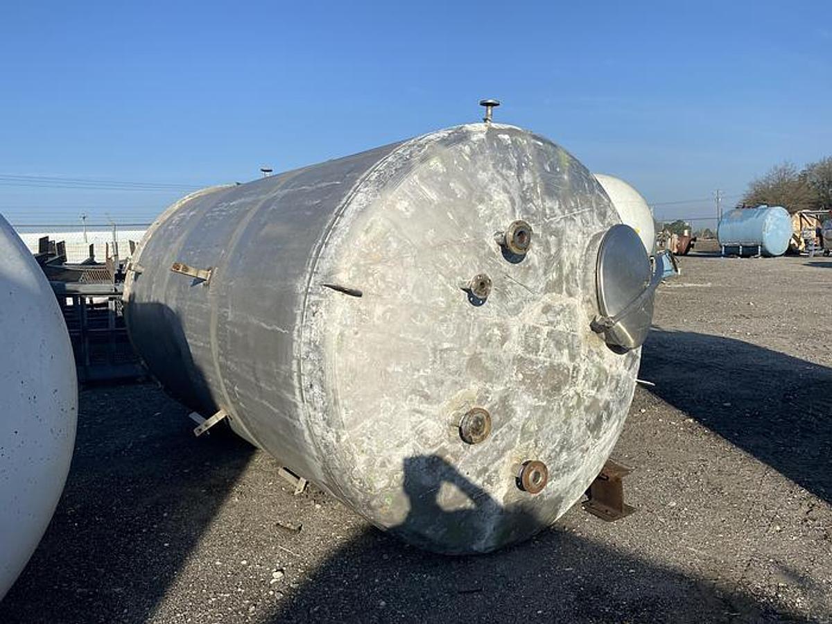 Used 3,500 GALLON FESCO VERTICAL STORAGE TANK - S/S