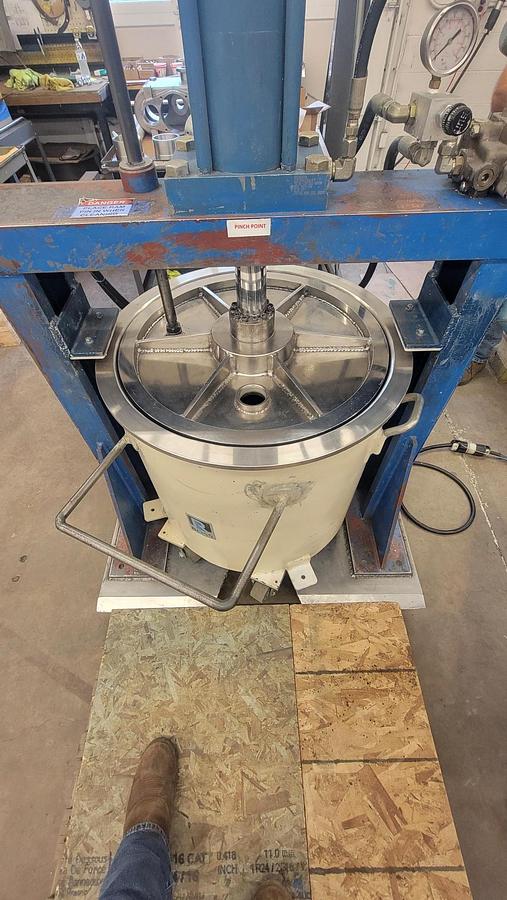 Used DISCHARGE RAM PRESS FOR 40 GALLON ROSS MIX CANS