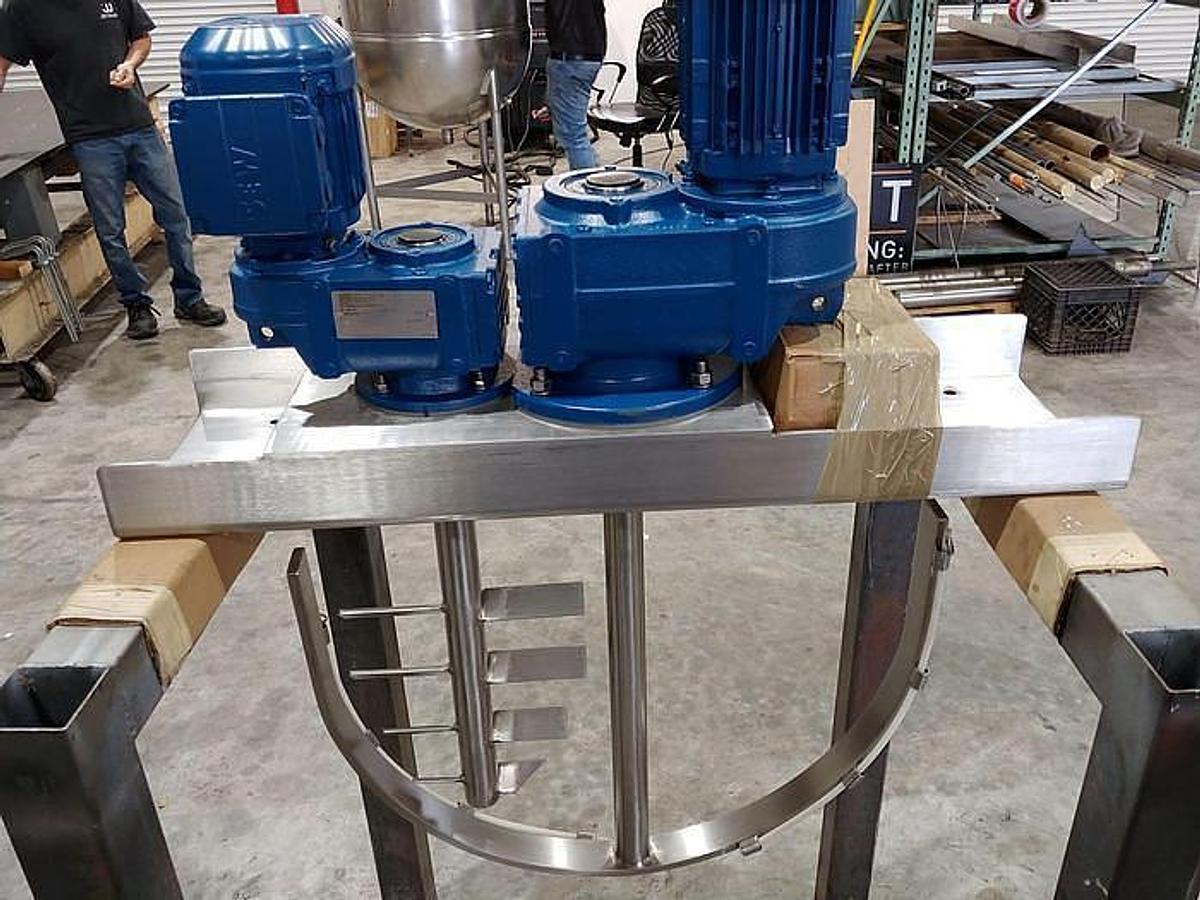 TWIN ACTION WIDE SWEEP SCRAPER AGITATION SYSTEM