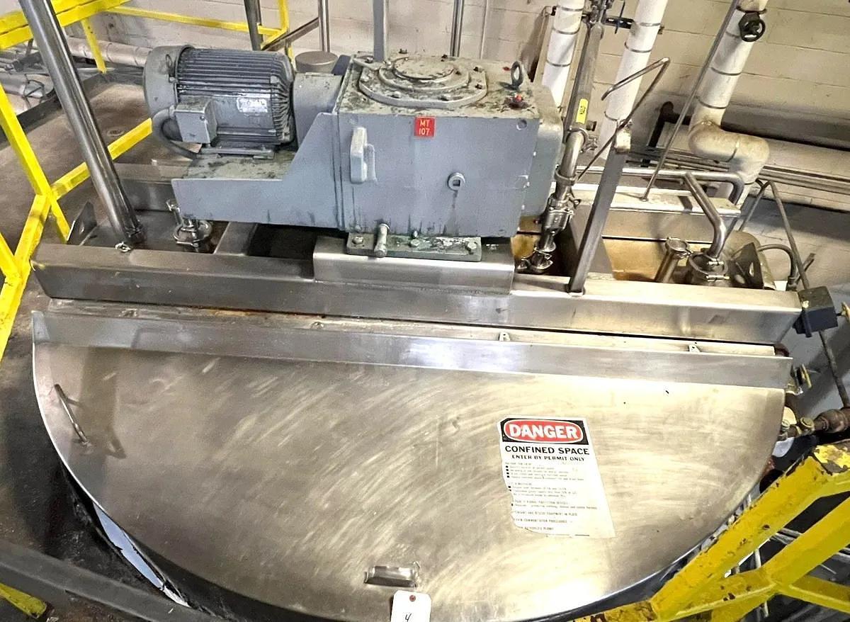 Used 2,500 GALLON WALKER JACKETED MIX TANK