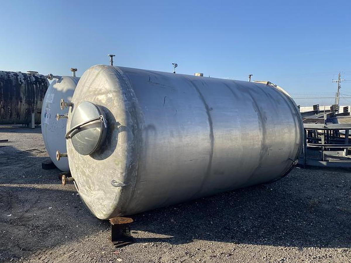 Used 3,500 GALLON FESCO VERTICAL STORAGE TANK - S/S