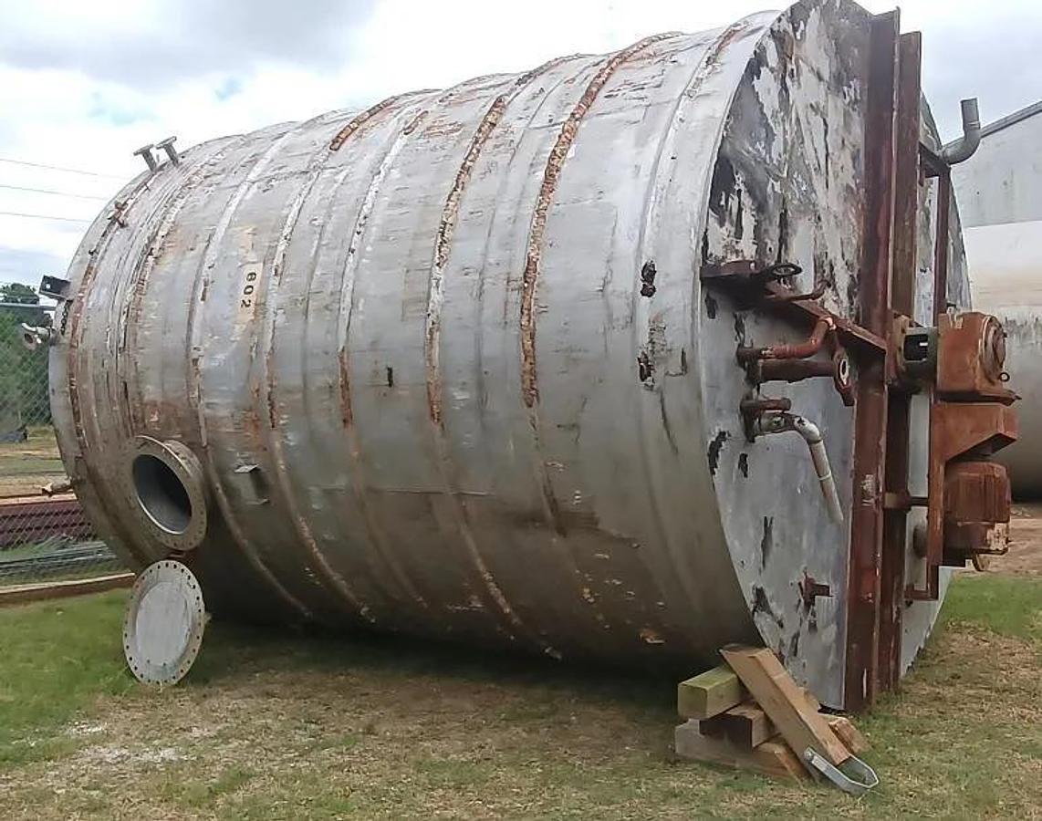 Used 12,000 GALLON ALLOY FAB VERTICAL MIX TANK WITH INTERNAL COILS - S/S