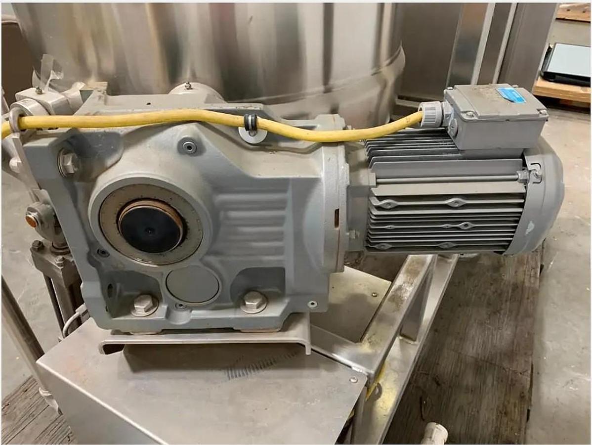 Used 150 GALLON CLEVELAND TILT KETTLE WITH HORIZONTAL AGITATION - 100 PSI JACKET