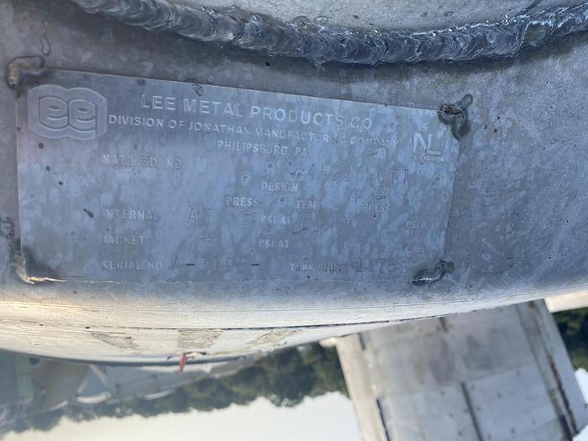 Used 4,000 GALLON LEE METAL PRODUCTS VERTICAL MIX TANK - T-304 S/S