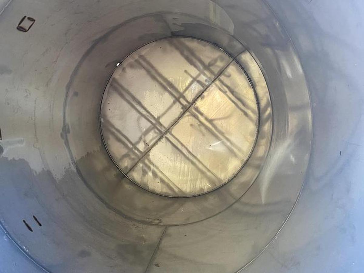 Used 3,500 GALLON FESCO VERTICAL STORAGE TANK - S/S