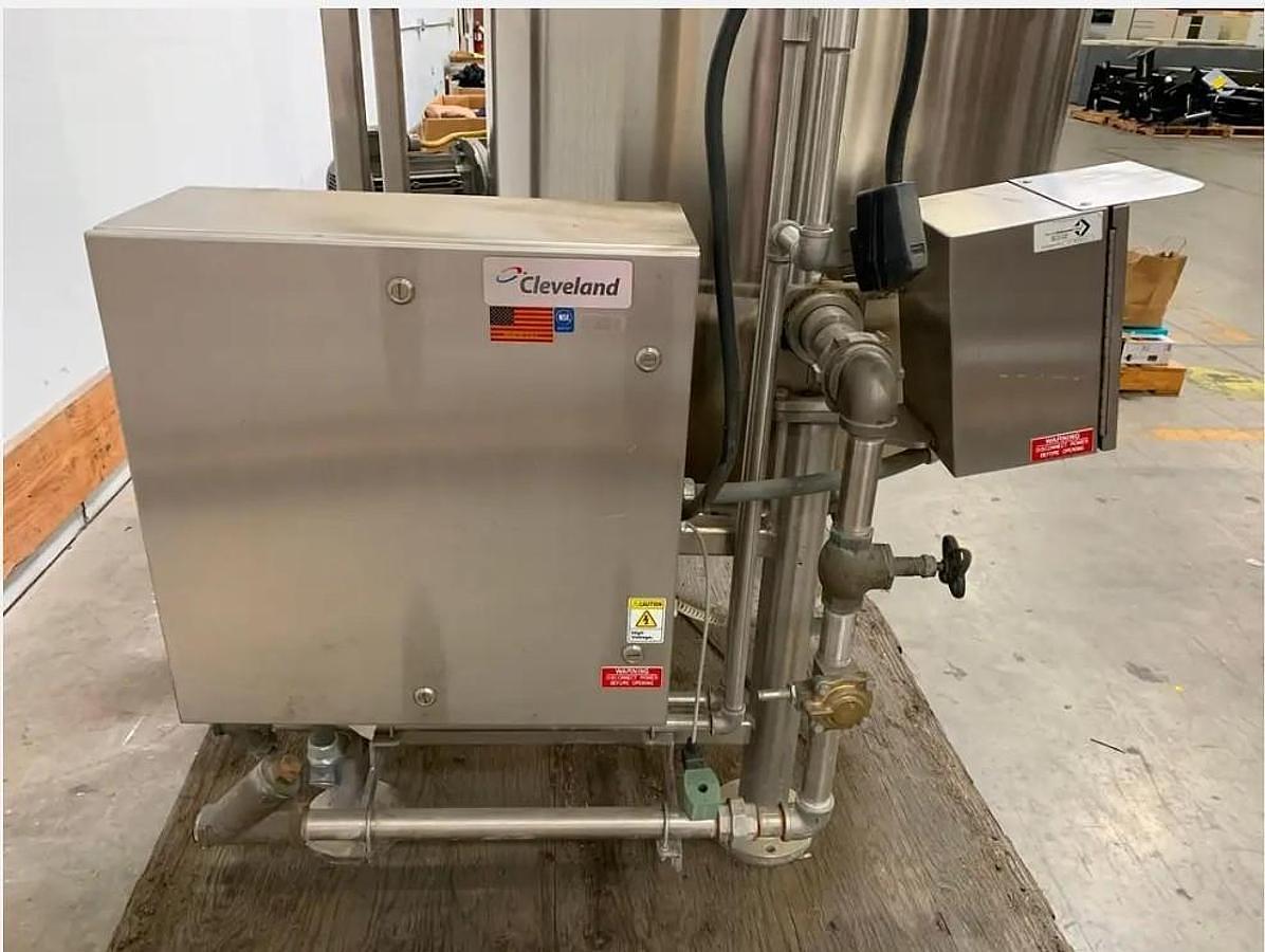 Used 150 GALLON CLEVELAND TILT KETTLE WITH HORIZONTAL AGITATION - 100 PSI JACKET