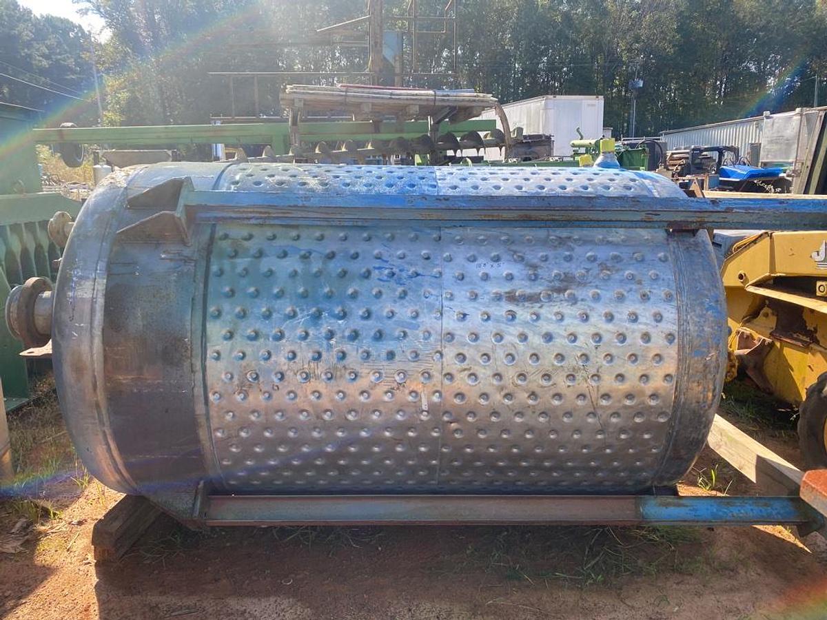 Used 1,100 GALLON VERTICAL TANK - S/S - JACKETED