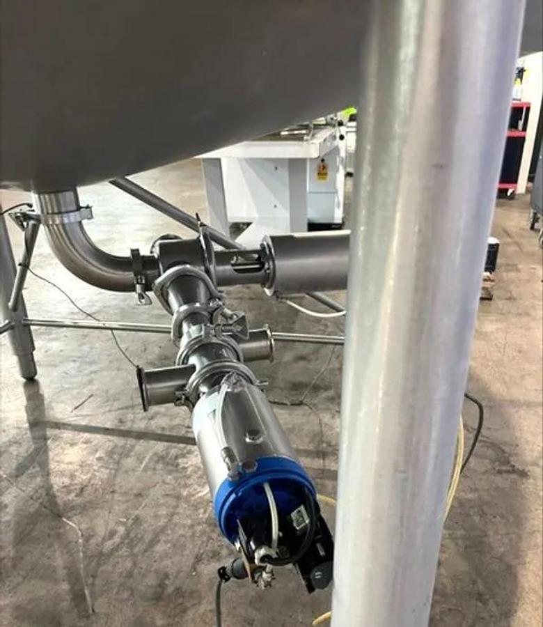 Used 1,000 GALLON APV DISH BOTTOM MIX TANK - SANITARY S/S