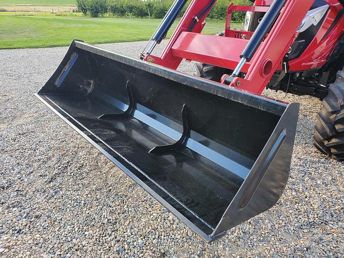 125 hp Mahindra 9125S Tractor w/ Loader ** 4 hrs - Never Used **