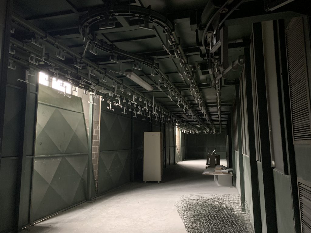 Usato Catena di verniciatura ad acqua per letti di bambini o prodotti similari, da 865 metri lineari, robots, coppe rotanti e accessori.