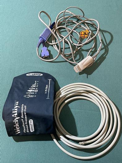 Used Datascope Accutorr Plus Patientenmonitor auf Trolley mit Blutdruckmanschette und SpO2 Fingersensor