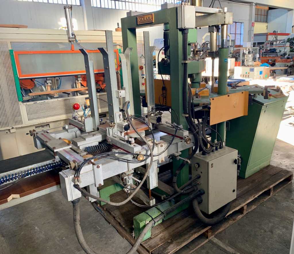 Used Troncatrice Fresatrice marca Camam, automatica, per pannelli di sedile per sedia o componenti simili