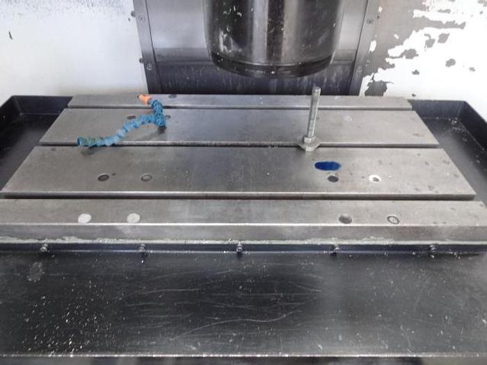 Utilisé Centre d’usinage vertical 3 axes Marque MIKRON – HAAS