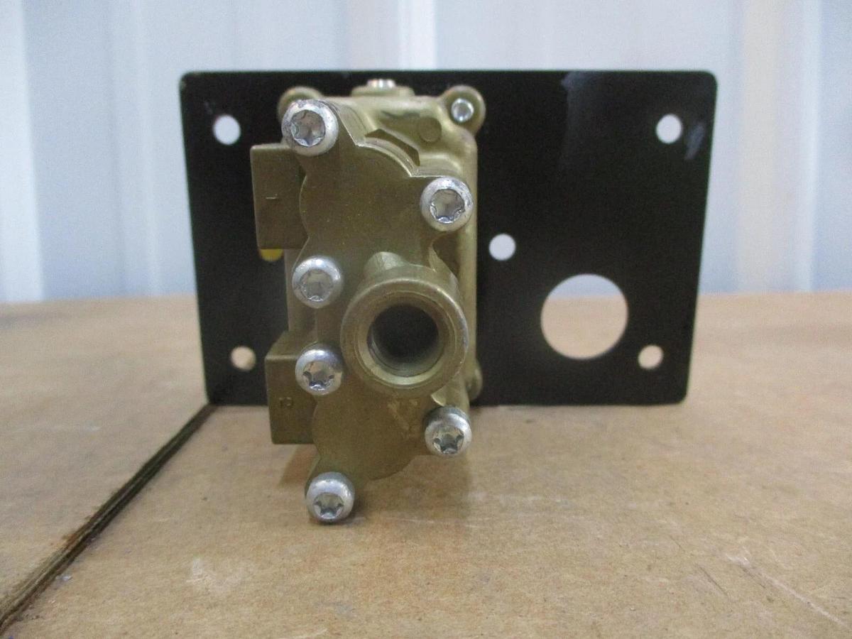 Used WILLIAMS 118374 TWO-POSITION FOUR-WAY CONTROL VALVE, #120242J NEW