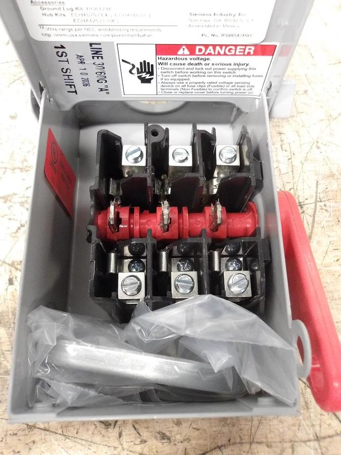 Used SIEMENS 30 AMP ENCLOSED SWITCH 240VAC/250VDC, #771003G NEW