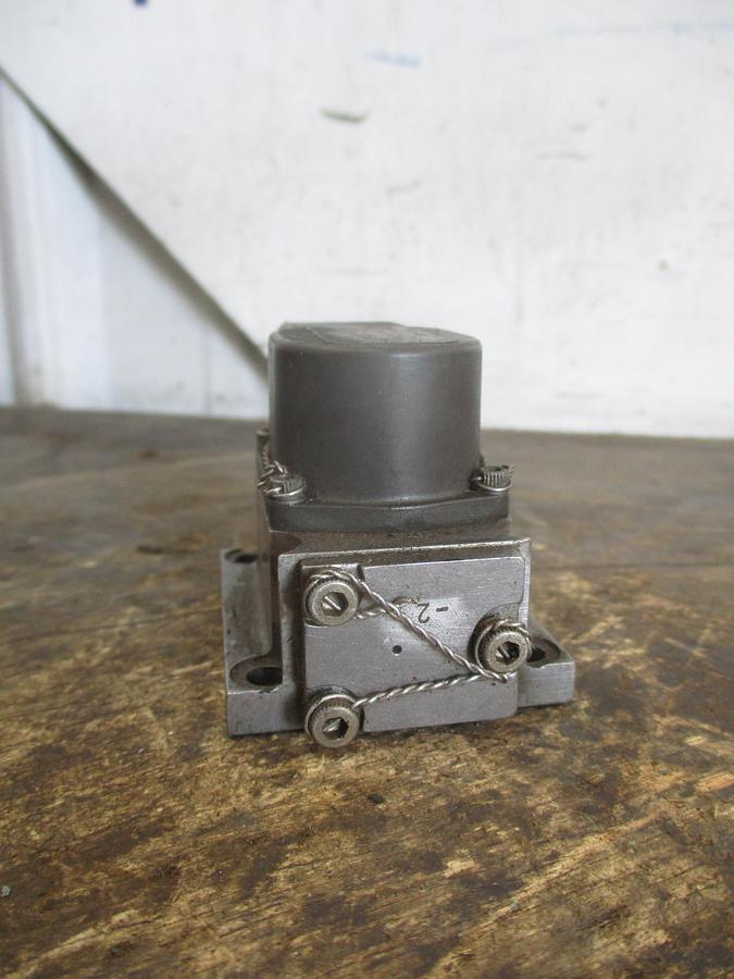 Used MOOG 31-393 HYDRAULIC VALVE