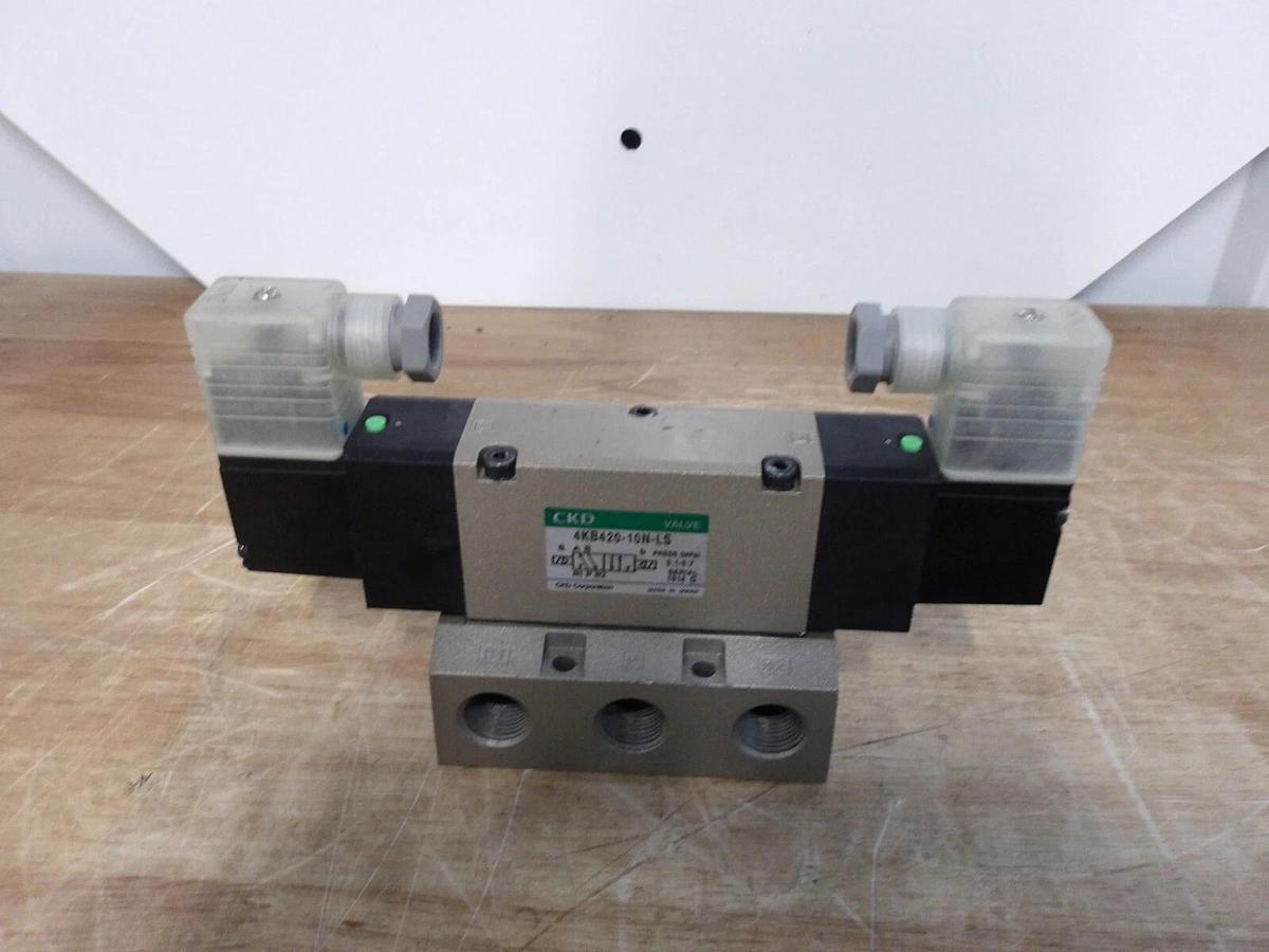 Used CKD 4KB420-10N-LS PNEUMATIC SOLENOID VALVE, #371248G NEW