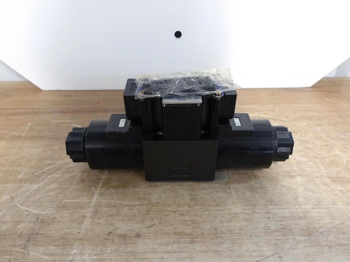 Used YUKEN DSG-01-2D2-R100-60 HYDRAULIC DIRECTIONAL VALVE, #331118G NEW