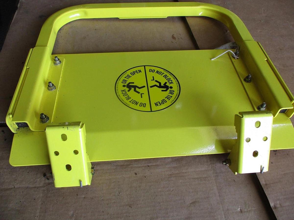 Used BLUE WATER 21" SELF-CLOSING SAFETY GATE / GUARDDOG, #426212J NEW