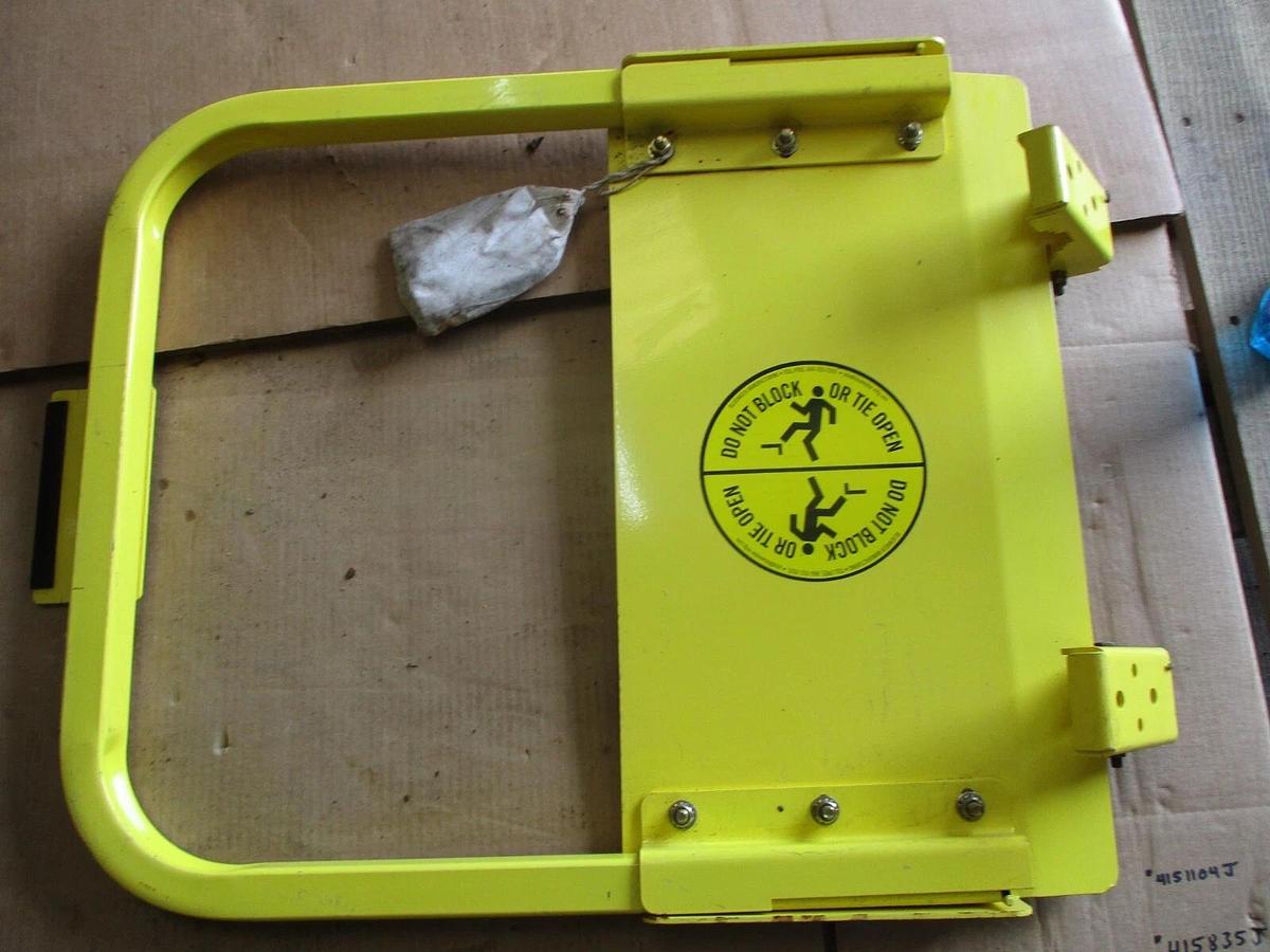 Used BLUE WATER 27" SELF-CLOSING SAFETY GATE / GUARDDOG, #426156J NEW