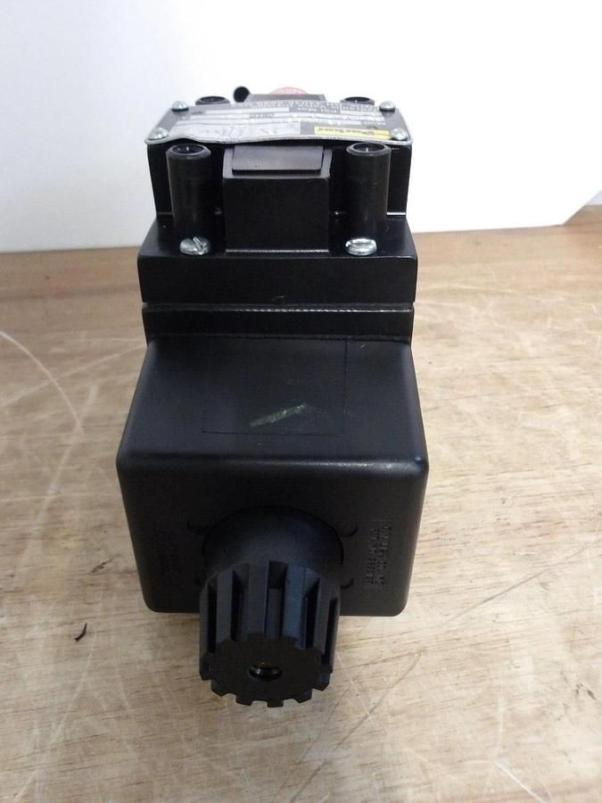 Used PARKER D3W1B56Y-14 HYDRAULIC SOLENOID CONTROL VALVE, #331125G NEW