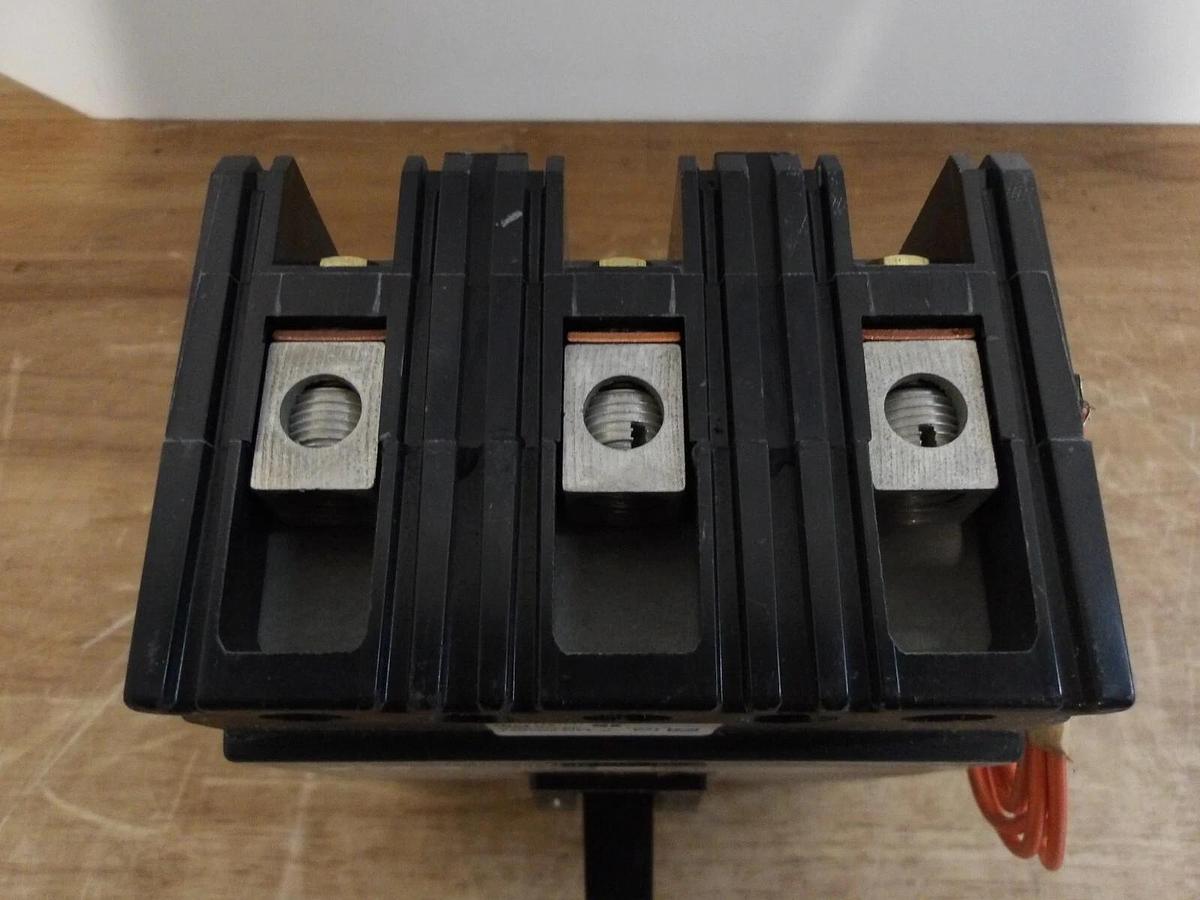 SQUARE D FHL36040G 40 AMP BREAKER, #2261009G NIB