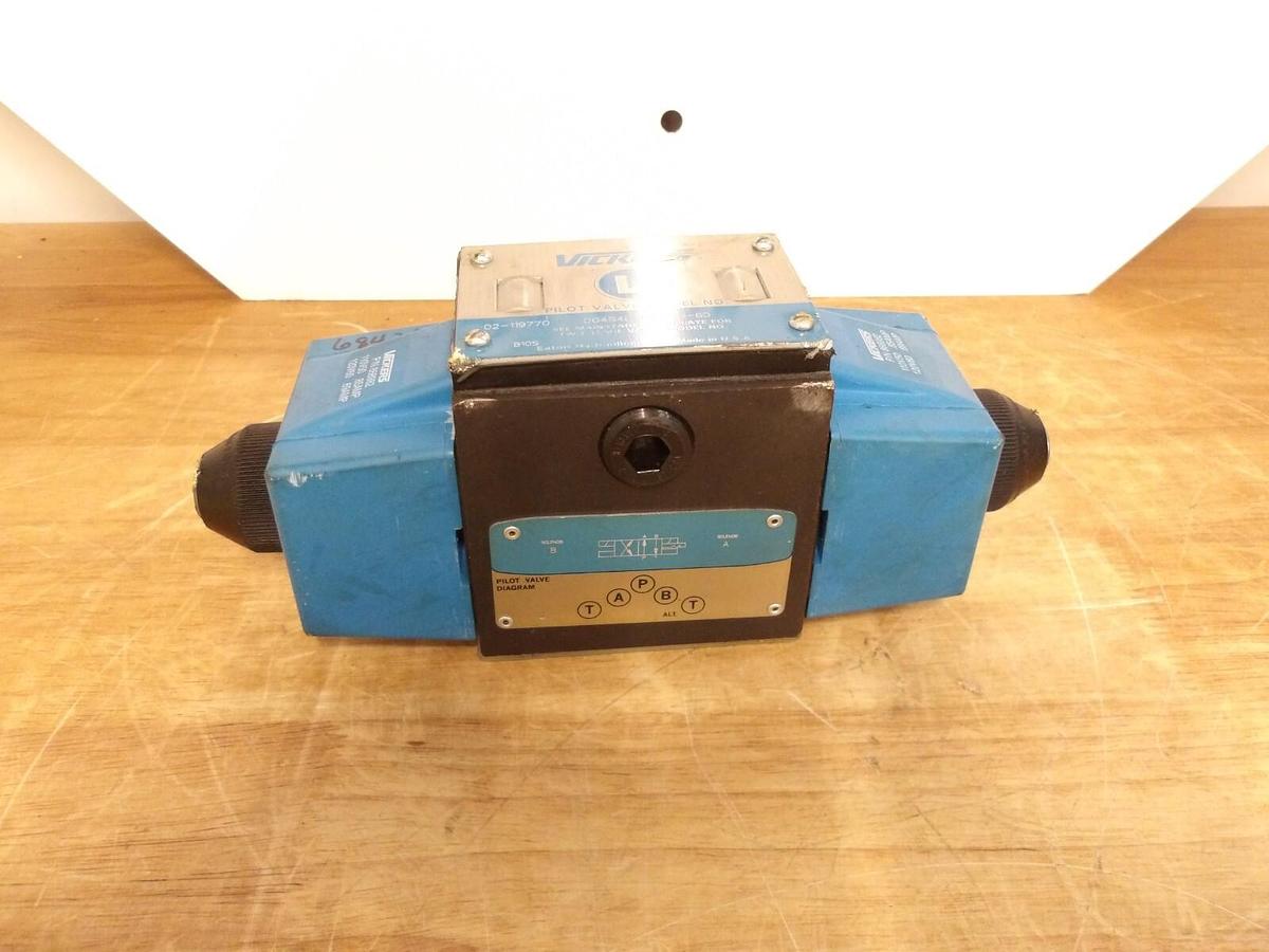 Used VICKERS DG4S4L-012N-B-60 HYDRAULIC CONTROL VALVE, #228231G NEW