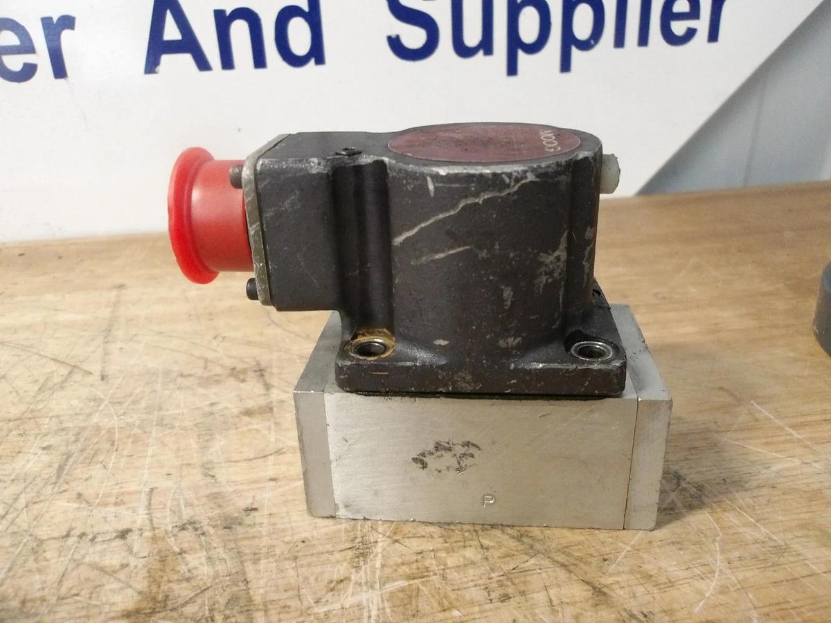 Used MOOG 211A-510-5 SERVO VALVE (LOT OF 2) #8141118G PARTS ONLY