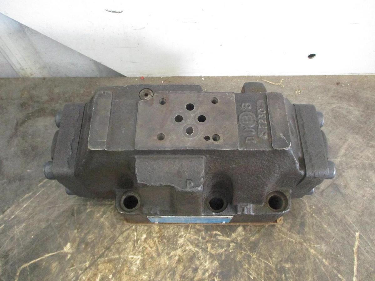 Used VICKERS DG5S-8-2C-T-M-FW DIRECTIONAL VALVE, #827225J USED