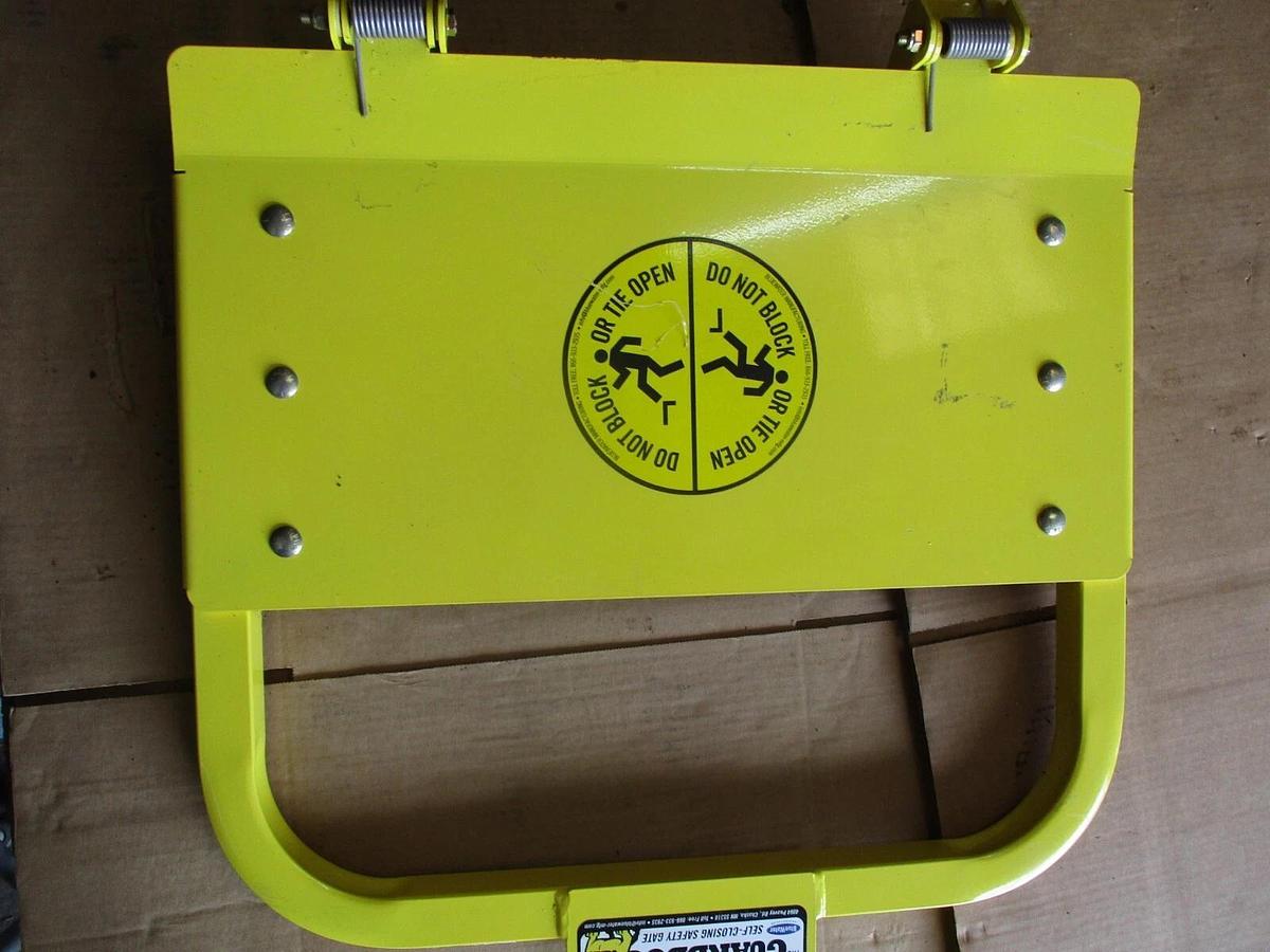 Used BLUE WATER 21" SELF-CLOSING SAFETY GATE / GUARDDOG, #426212J NEW