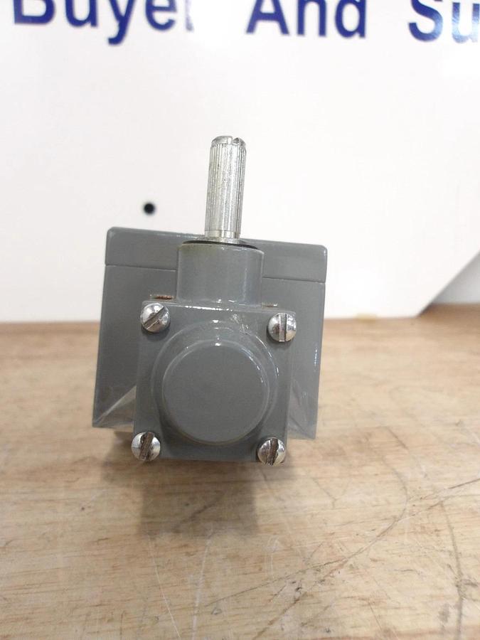 Used ALLEN BRADLEY 802XR-L2F7 LIMIT SWITCH, #428230G NEW