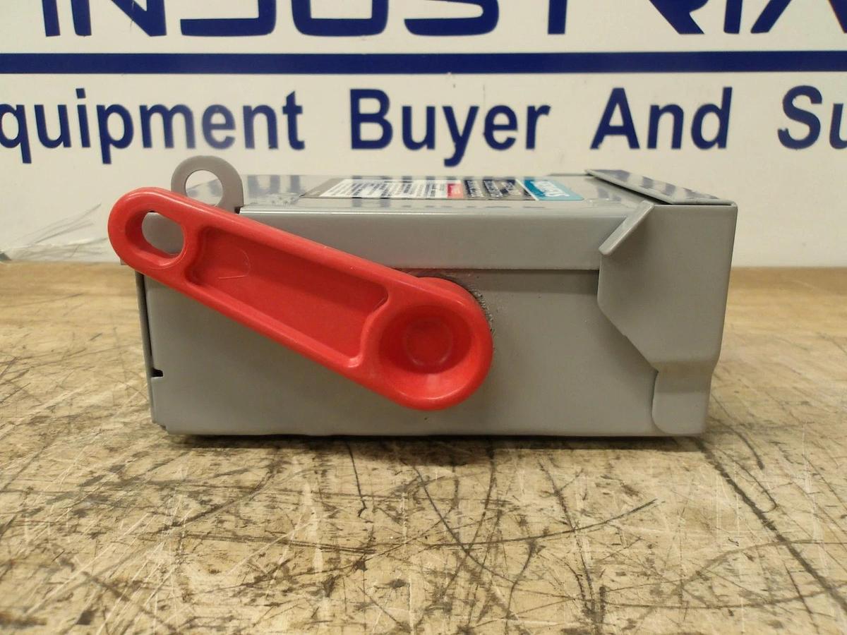 Used SIEMENS 30 AMP ENCLOSED SWITCH 240VAC/250VDC, #771003G NEW