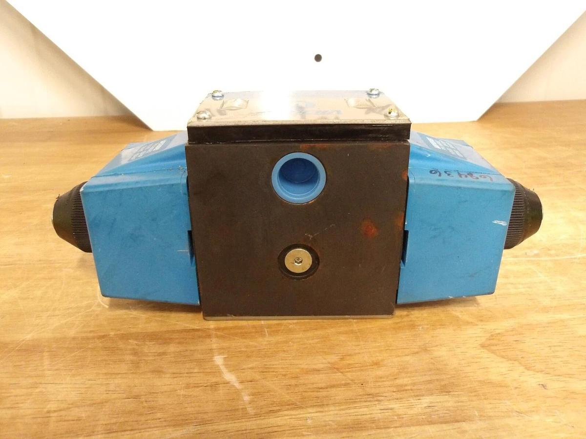 Used VICKERS DG4S4L-012N-B-60 HYDRAULIC CONTROL VALVE, #228231G NEW