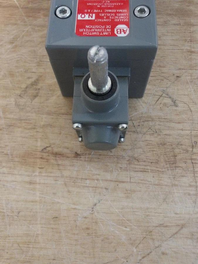 Used ALLEN BRADLEY 802XR-L1F7 A INTERRUPTEUR LIMIT SWITCH, #3201035G NEW