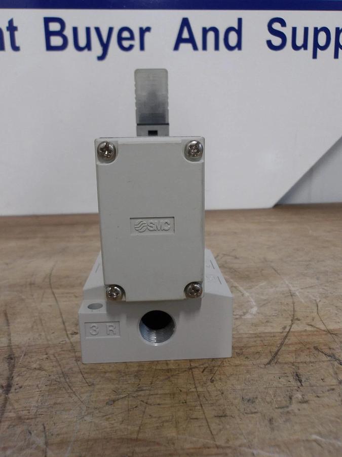 Used SMC VP744-5DZ1-03A PNEUMATIC SOLENOID VALVE, 24 VDC, #66208G NEW