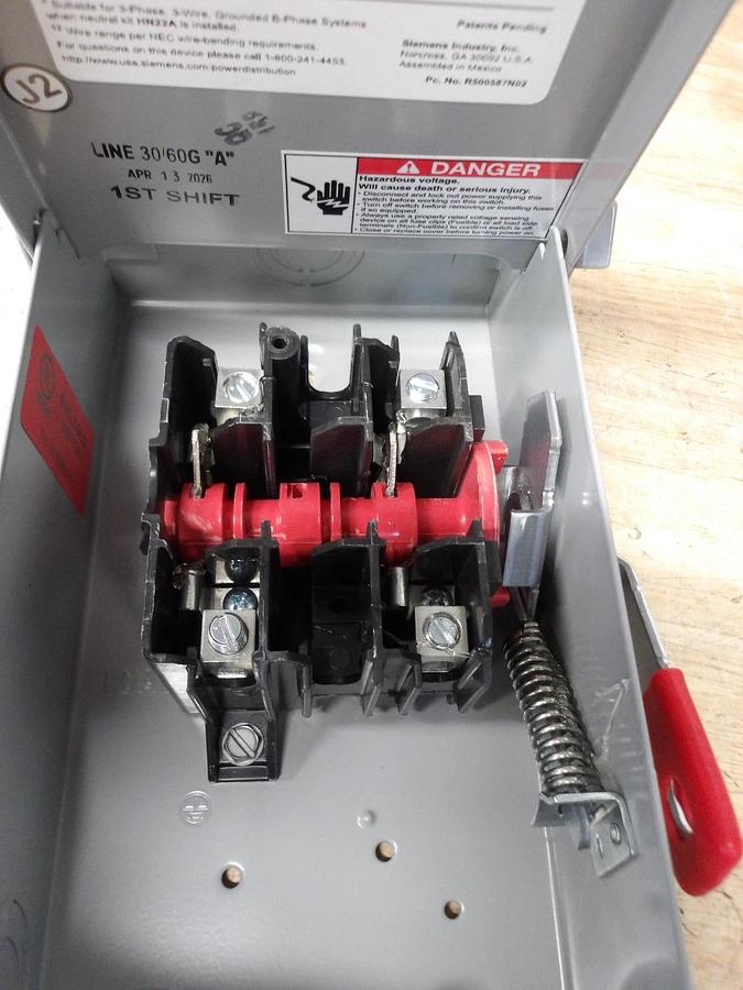 Used SIEMENS 60 AMP ENCLOSED SWITCH, 240AC-250DC V, #512933G NEW