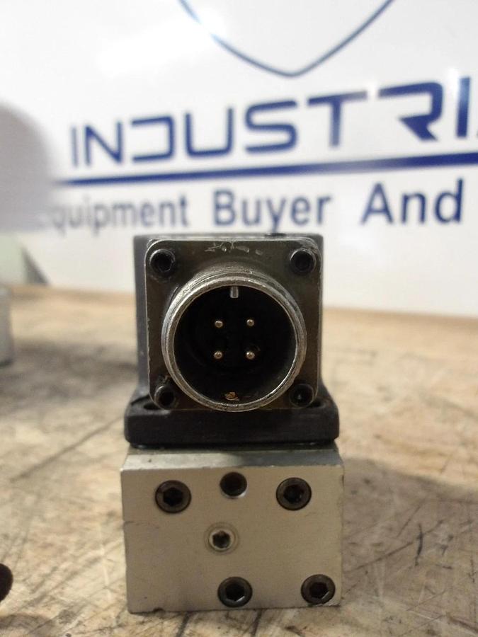 Used MOOG 211A-510-5 SERVO VALVE (LOT OF 2) #8141118G PARTS ONLY