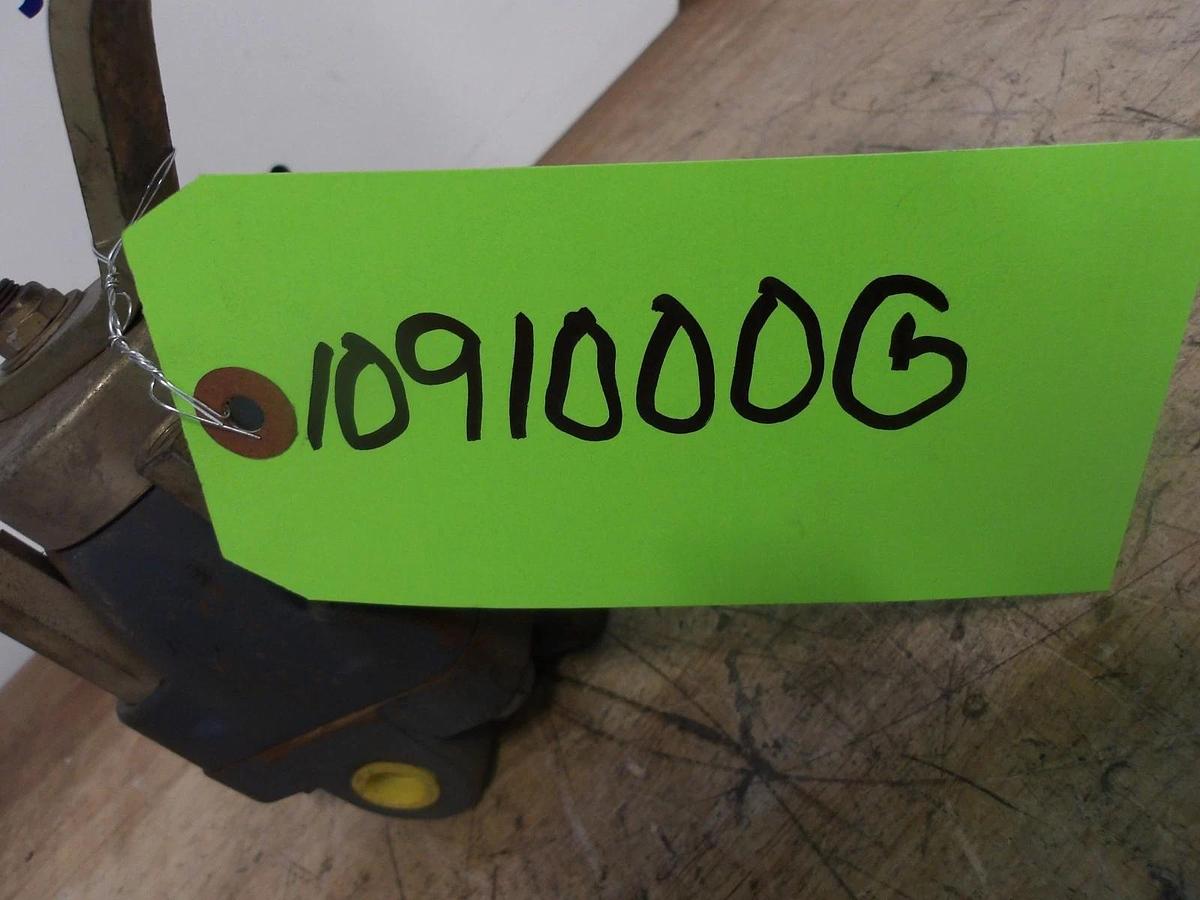 Used BARKDALE 3/8" VALVE 142P3H03-MC, #109100G NEW