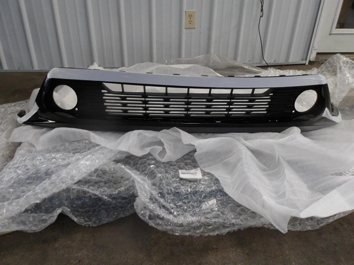 Used KIA 86530 M7020 GRILLE FRONT BUMPER COVER (BLACK), #926205G NEW (AS IS)