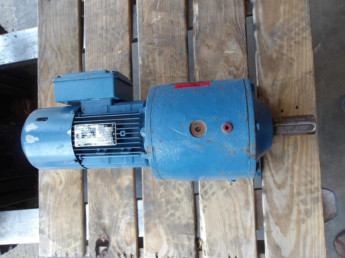 Used SEW EURODRIVE R70DT88K48NNR GEARMOTOR, RATIO 104.60:1, 3/4 HP, #7111135G NEW