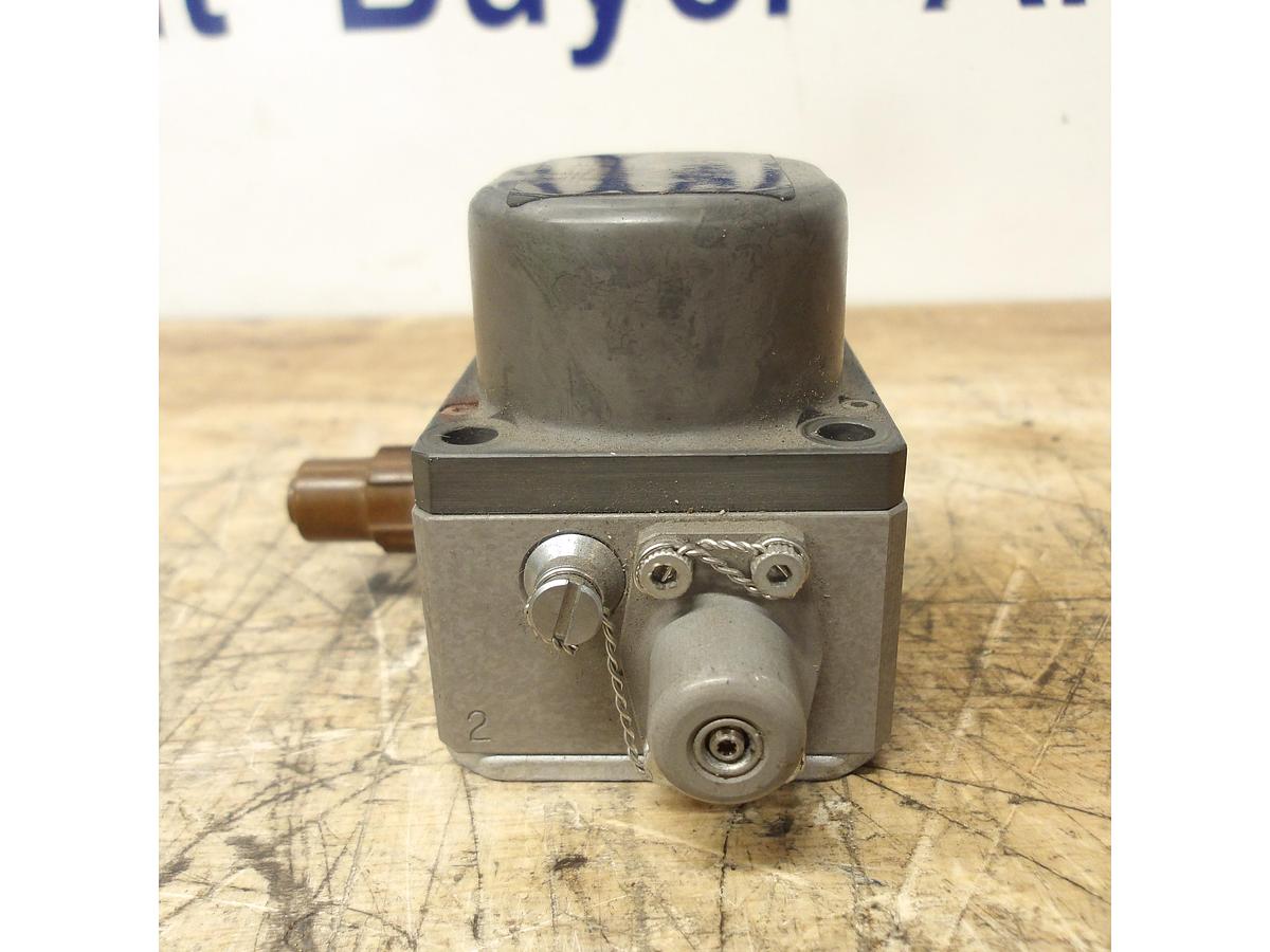 Used MOOG 21-123A/010-25927 SERVO VALVE