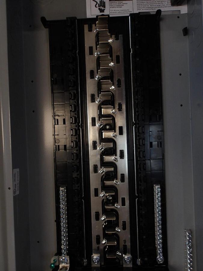 Used SIEMENS 200 A MAIN LOAD CENTER W/ BREAKERS, 120/240 V, #612248G NEW